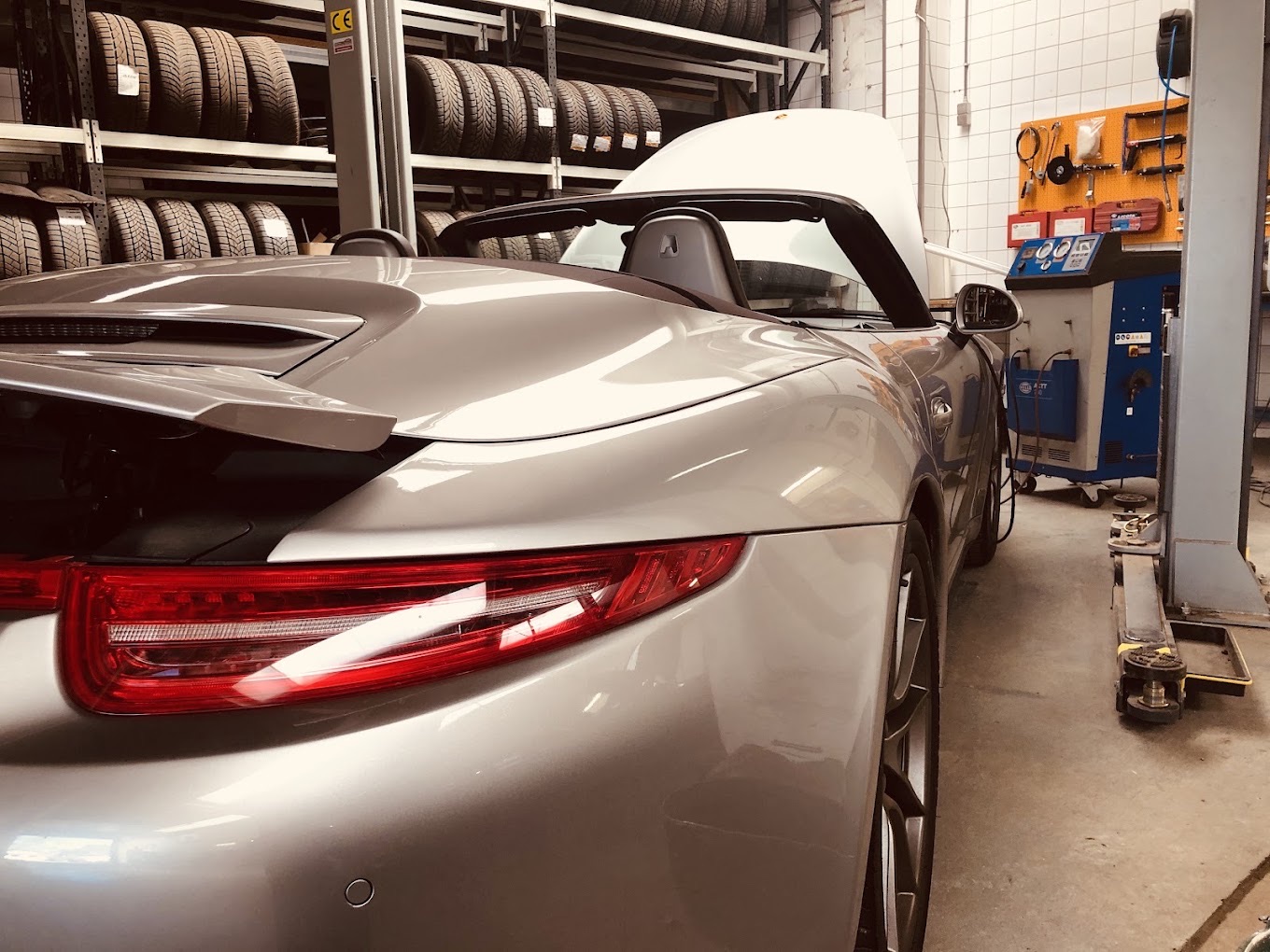 Cabriolet sportif en entretien dans l’atelier