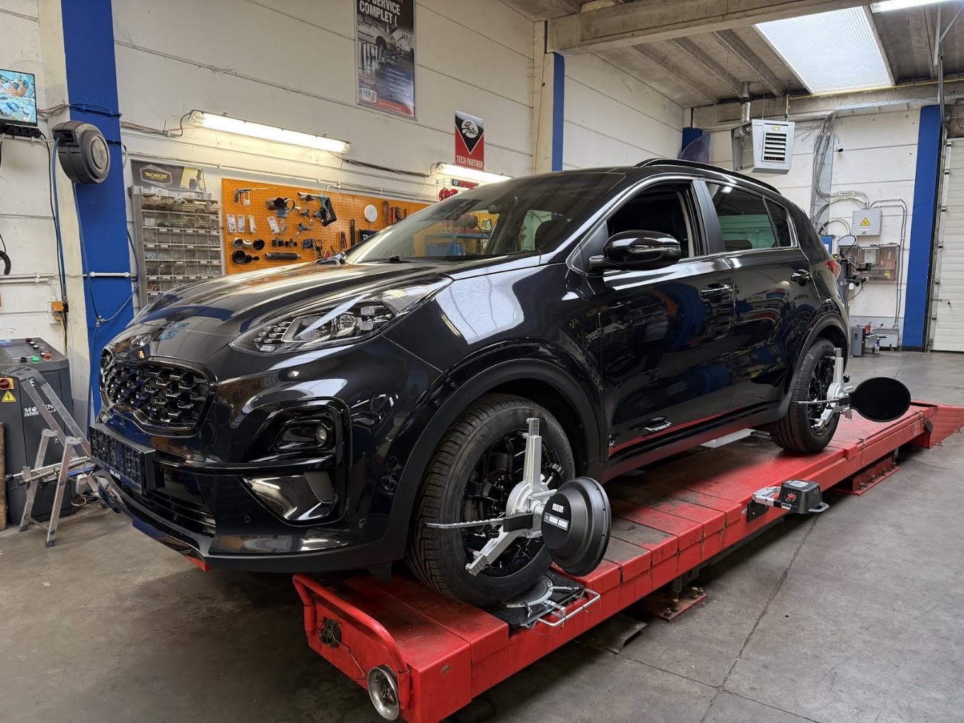 Véhicule sur le pont de géométrie dans l’atelier du Garage Marvince