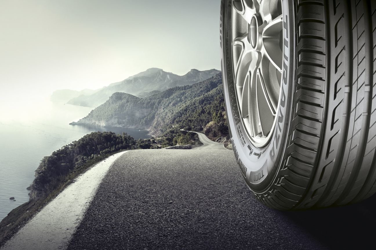 Pneu Bridgestone Turanza sur une route de corniche